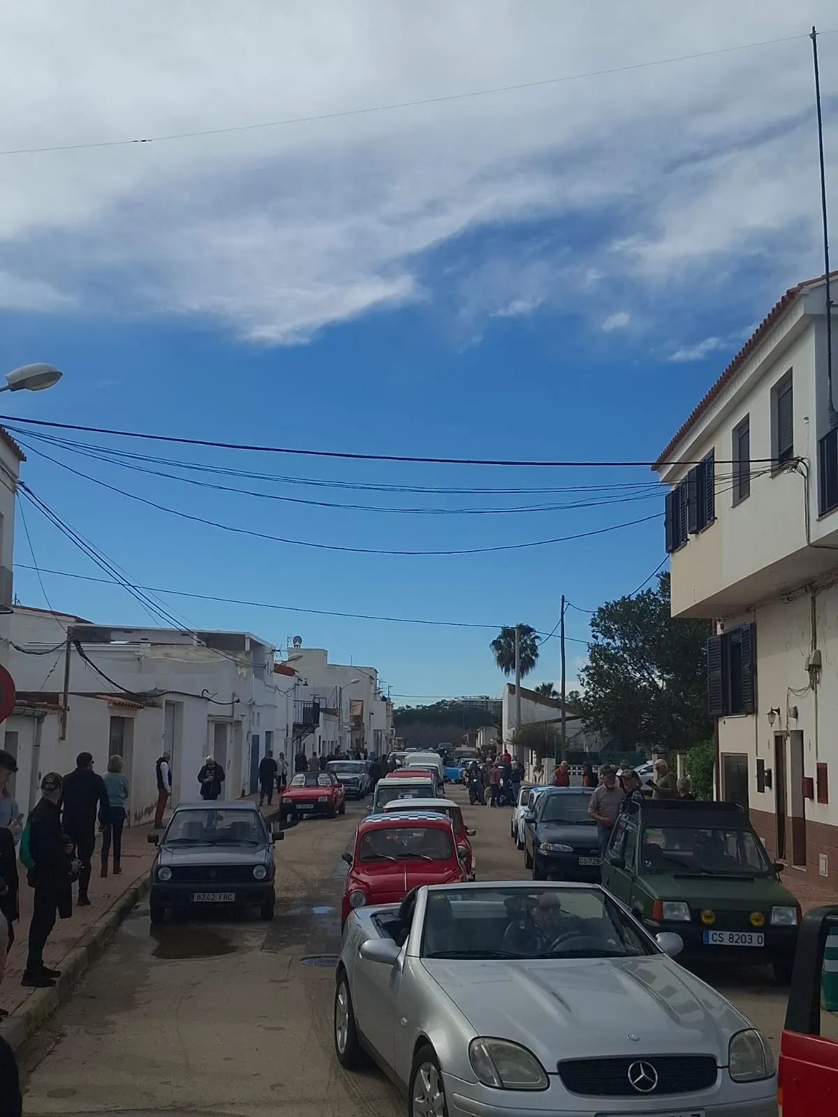 Som classics y Torre la Sal han organizado una concentración de coches históricos por las calles de Torre de la Sal.