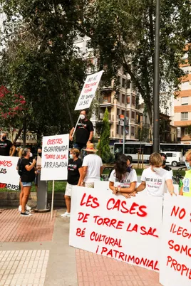 Vecinos con carteles de protesta de Torre la Sal en una concentración