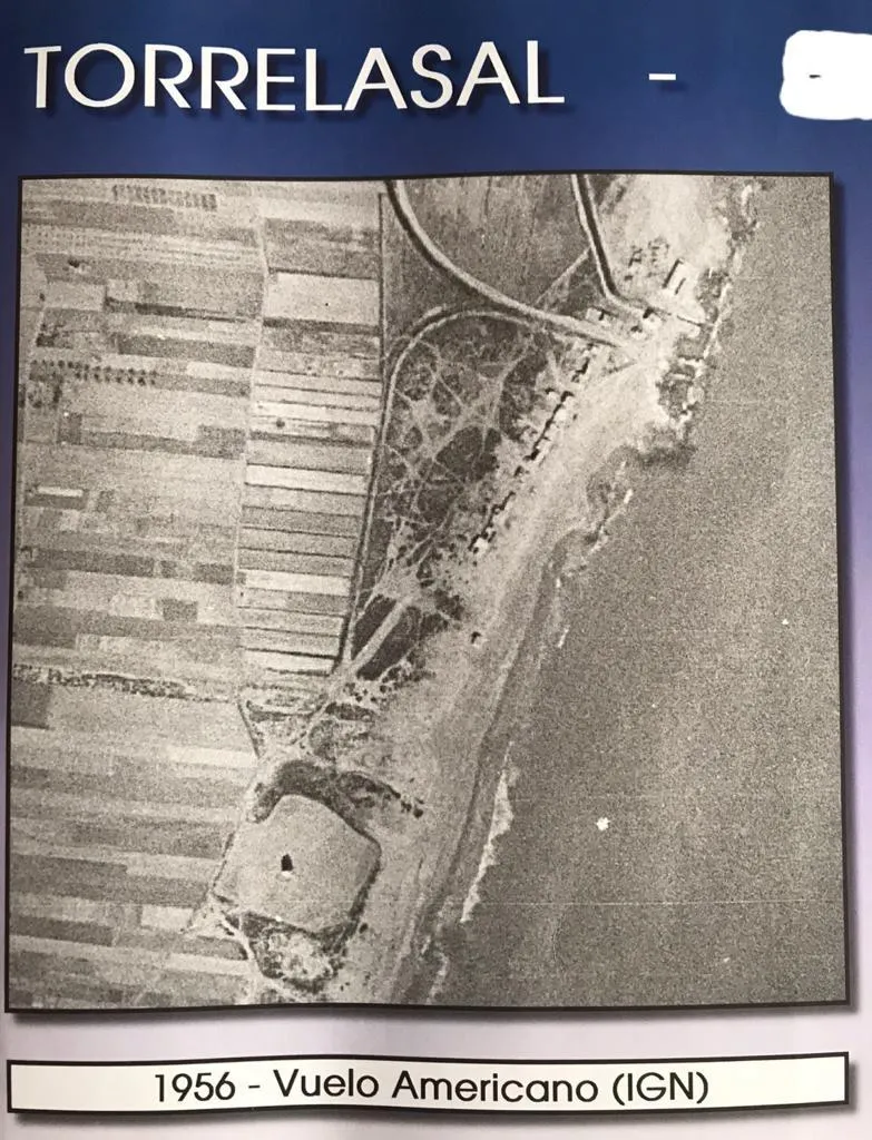 Fotografía aérea antigua en blanco y negro de la costa de Torre la Sal