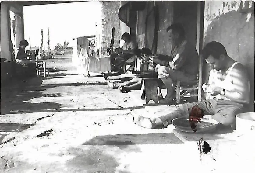Fotografía histórica en blanco y negro del poblado marítimo de Torre la Sal